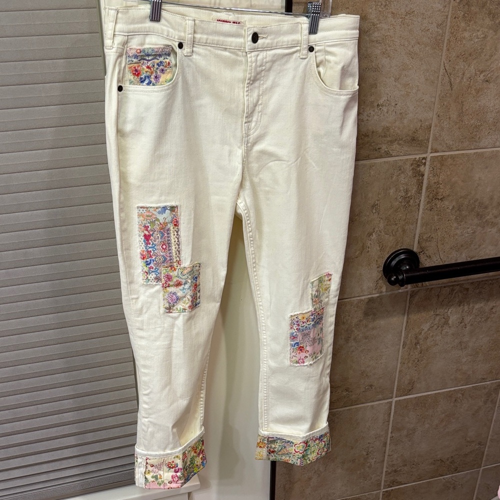 Johnny Was White Cuff Cropped Boyfriend Jeans size 31. Like new.